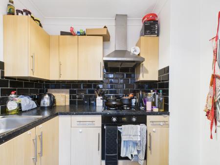 2 bedroom Flat to let in Havant Road, Drayton, Portsmouth, PO6