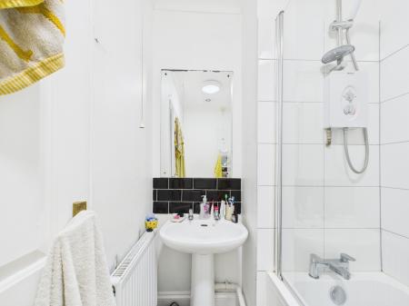 2 bedroom Flat to let in Havant Road, Drayton, Portsmouth, PO6