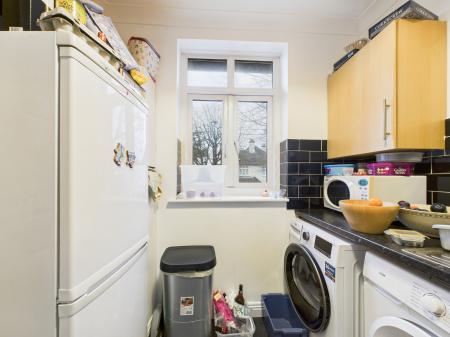 2 bedroom Flat to let in Havant Road, Drayton, Portsmouth, PO6