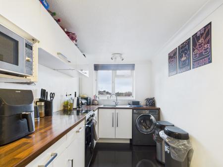 2 bedroom Flat to let in Stamshaw Court, Stamshaw Road PO2