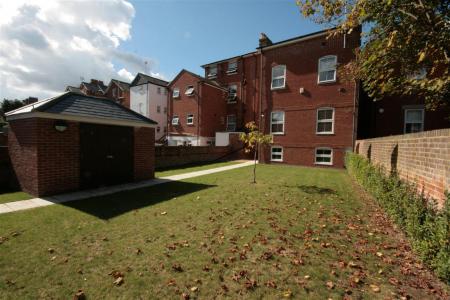 1 bedroom Flat to let in Russell Street, Reading, Reading, RG1