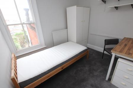 4 bedroom Terraced House to let in Cardigan Gardens, Reading, RG1