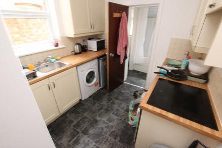 4 bedroom Terraced House to let in Cardigan Gardens, Reading, RG1