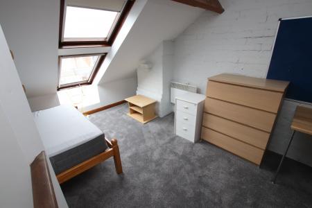 4 bedroom Terraced House to let in Cardigan Gardens, Reading, RG1