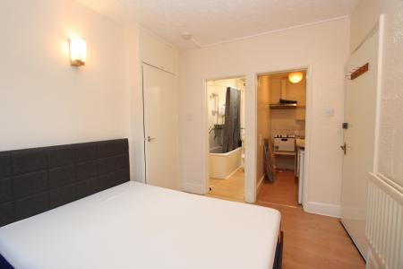 1 bedroom Flat to let in Swainstone Road, Reading, RG2
