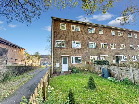 4 bedroom End of terrace house for sale in Camelot Close, Andover, SP10