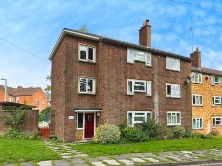 2 bedroom Flat for sale in The Brambles, Salisbury, SP1