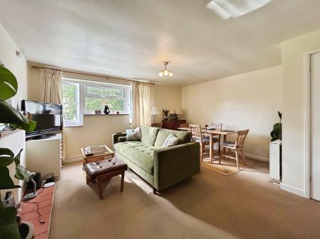 2 bedroom Flat for sale in The Brambles, Salisbury, SP1