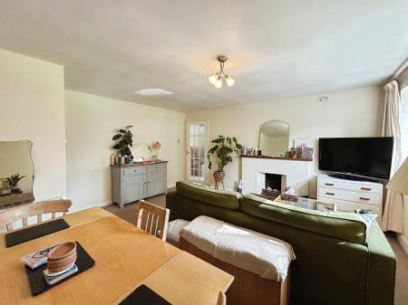 2 bedroom Flat for sale in The Brambles, Salisbury, SP1