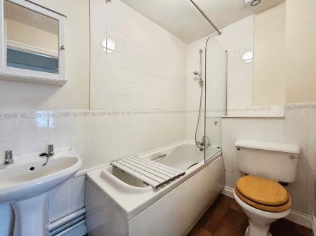 2 bedroom Flat to let in Three Cuppes Lane, Salisbury, SP1