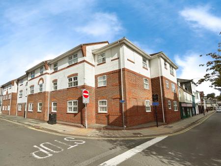 2 bedroom Flat to let in Three Cuppes Lane, Salisbury, SP1