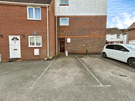 2 bedroom Flat to let in Three Cuppes Lane, Salisbury, SP1