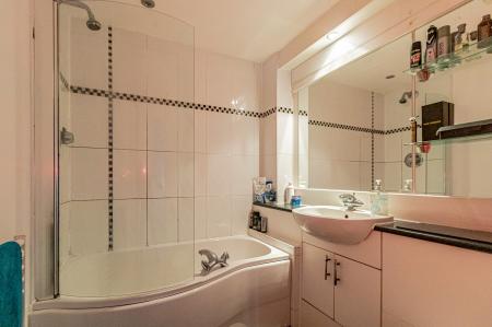 2 bedroom Flat for sale in Foxholme Court, Crewe, CW1