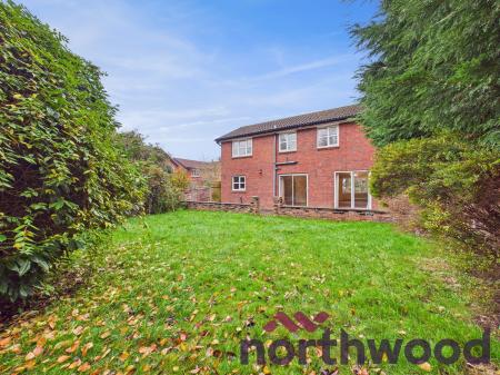 4 bedroom Detached house to let in Montrose Close, Macclesfield, SK10