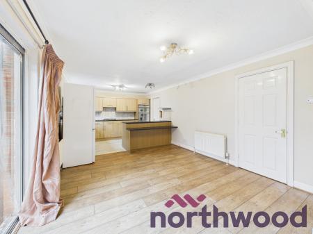 4 bedroom Detached house to let in Montrose Close, Macclesfield, SK10