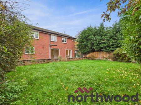 4 bedroom Detached house to let in Montrose Close, Macclesfield, SK10