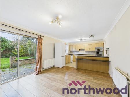 4 bedroom Detached house to let in Montrose Close, Macclesfield, SK10