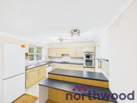 4 bedroom Detached house to let in Montrose Close, Macclesfield, SK10