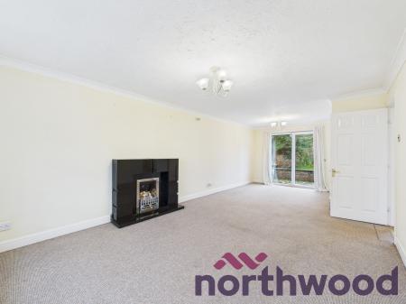 4 bedroom Detached house to let in Montrose Close, Macclesfield, SK10