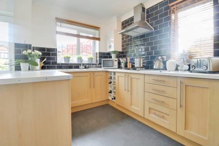 4 bedroom Detached house to let in Oakhurst Drive, Wistaston, CW2