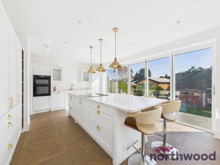 5 bedroom Detached house to let in Crewe Road, Sandbach, CW11