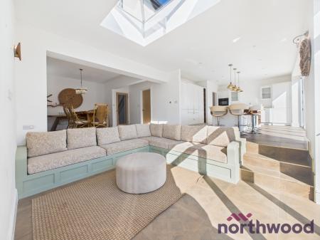 5 bedroom Detached house to let in Crewe Road, Sandbach, CW11