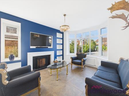 5 bedroom Detached house to let in Crewe Road, Sandbach, CW11