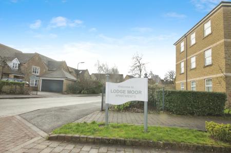 2 bedroom Flat to let in Holyrood Avenue, Lodge moor, Sheffield, S10