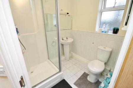 2 bedroom Flat to let in Holyrood Avenue, Lodge moor, Sheffield, S10