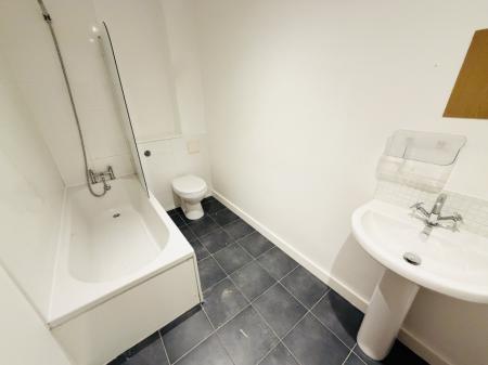 1 bedroom Flat to let in High Street, Bromsgrove, B61