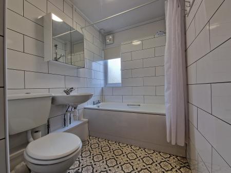 2 bedroom Flat to let in The Lindens, Newbridge Crescent, Newbridge, Wolverhampton, WV6