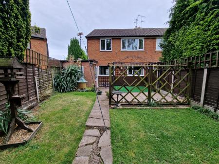 3 bedroom Semi-detached house to let in Farmbrook Avenue, Bushbury, WV10