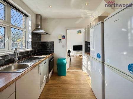 5 bedroom End of terrace house to let in Honeysuckle Road, SO16