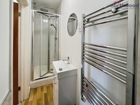 5 bedroom End of terrace house to let in Honeysuckle Road, SO16