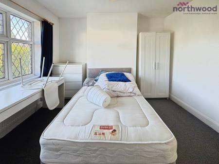 5 bedroom End of terrace house to let in Honeysuckle Road, SO16