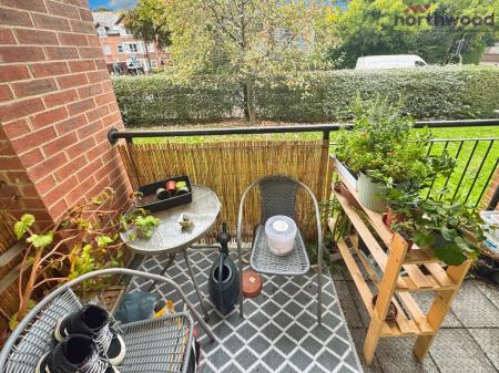 2 bedroom Flat to let in St Annes Gate, SO15