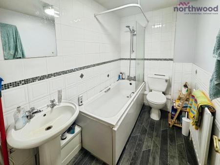 2 bedroom Flat to let in St Annes Gate, SO15