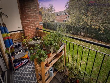 2 bedroom Flat to let in St Annes Gate, SO15