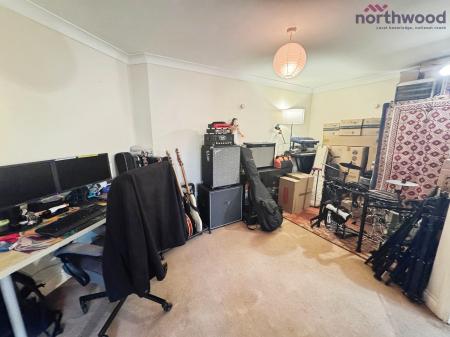 2 bedroom Flat to let in St Annes Gate, SO15