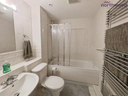 2 bedroom Flat to let in Canute Road, Ocean Village, Southampton, SO14