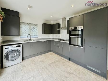 3 bedroom Semi-detached house to let in Furze Close, Sholing, SO19