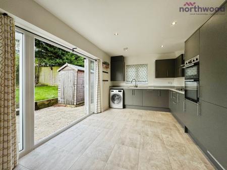 3 bedroom Semi-detached house to let in Furze Close, Sholing, SO19