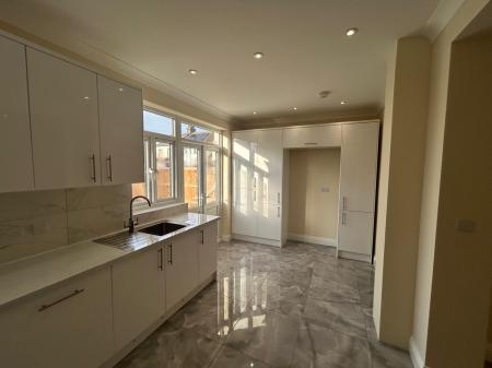 3 bedroom Semi-detached house to let in Westbury Road, Southend-on-Sea, SS2