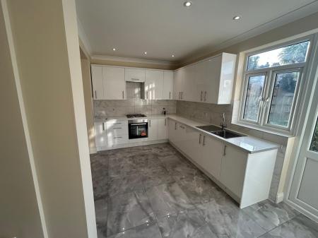 3 bedroom Semi-detached house to let in Westbury Road, Southend-on-Sea, SS2