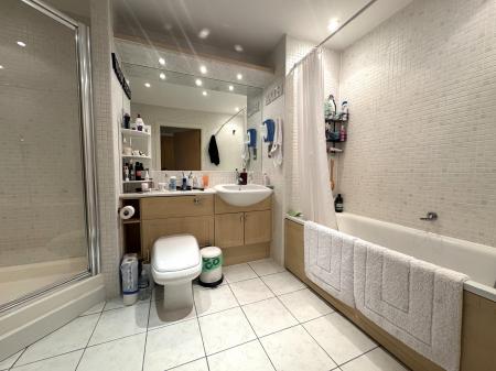 2 bedroom Flat for sale in The Quays, Salford Quays, Salford, M50