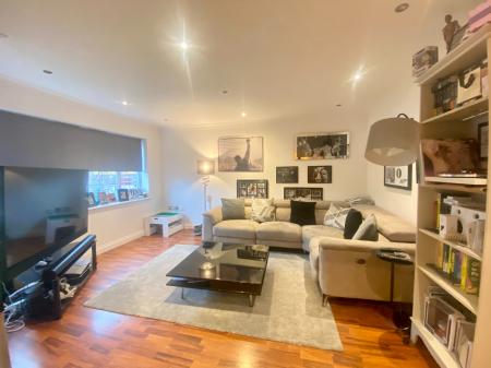 2 bedroom Flat to let in Great Oak Drive, Altrincham, WA15