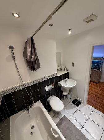 2 bedroom Flat to let in Great Oak Drive, Altrincham, WA15