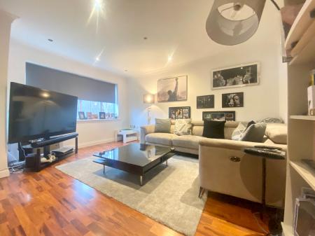 2 bedroom Flat to let in Great Oak Drive, Altrincham, WA15