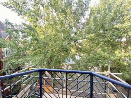 3 bedroom Flat to let in Vancouver Quay, Salford Quays, Salford, M50