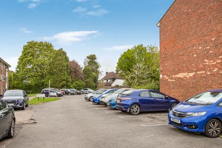 2 bedroom Flat for sale in Cedar Court, St Albans, AL4